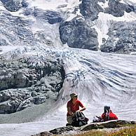 Rustende bergwandelaars voor de Moiry gletsjer in de Walliser Alpen, Wallis, Zwitserland
<BR><BR>Zie ook www.arterra.be</P>